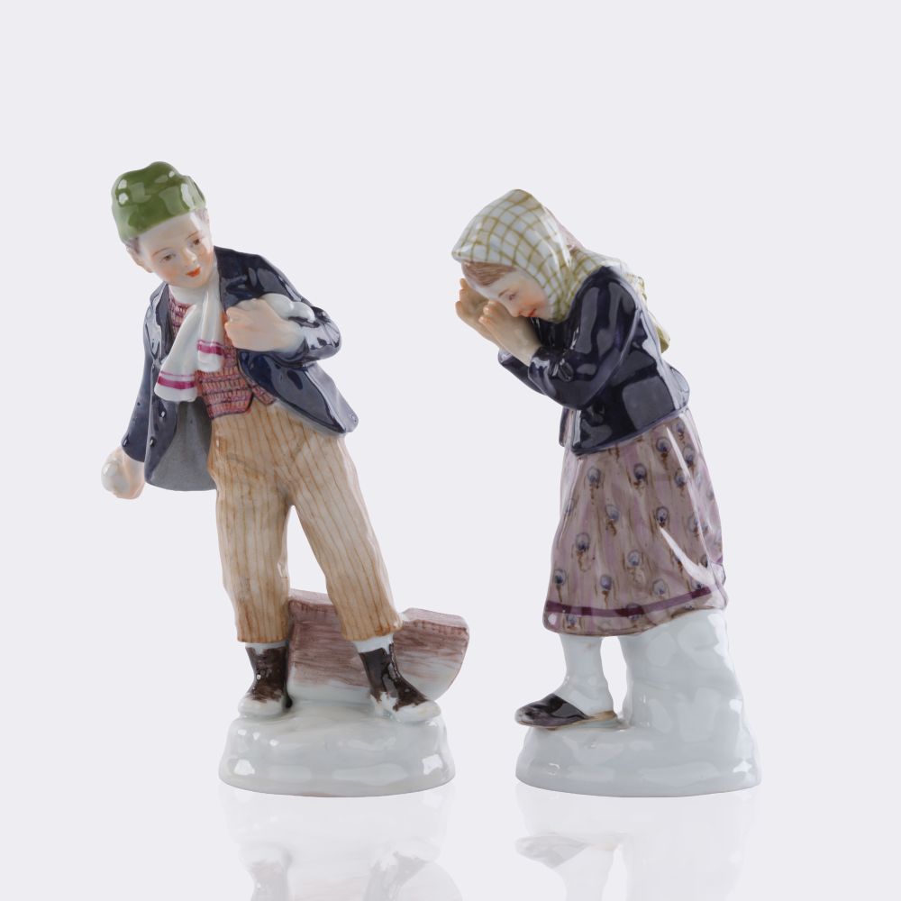 Zwei Kinder bei einer Schneeballschlacht