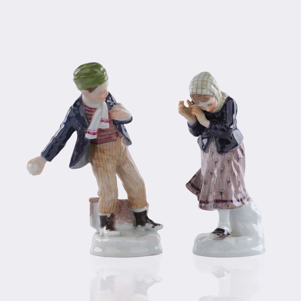 Zwei Kinder bei einer Schneeballschlacht - Bild 2