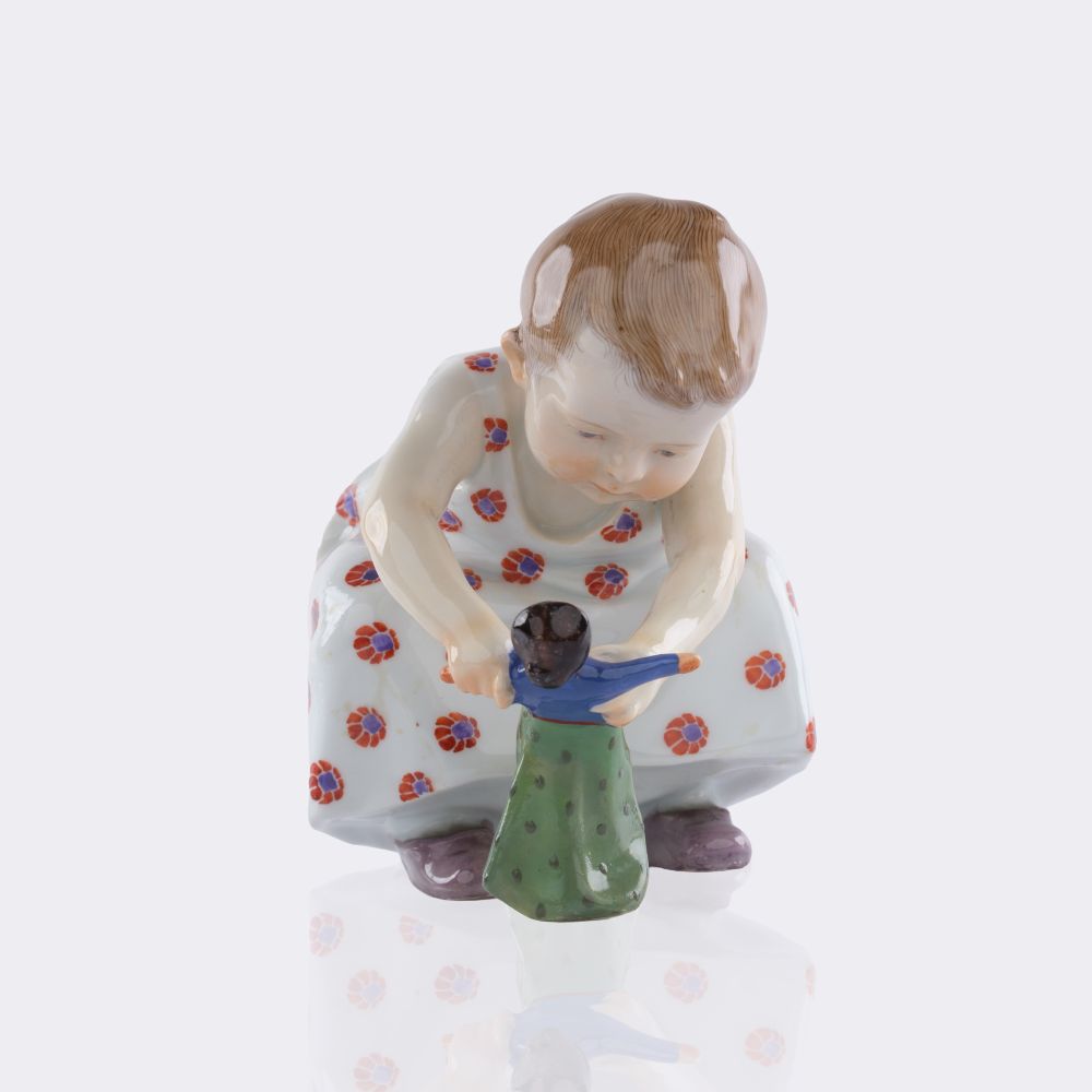 Hockendes Kind mit einer Puppe - Bild 2