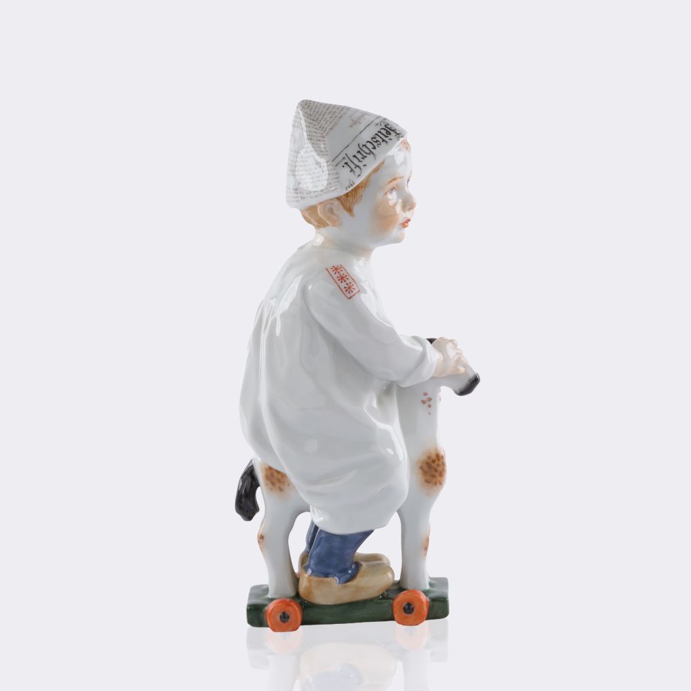 Kind mit Zeitungsmütze, auf einem Holzpferd reitend - Bild 2