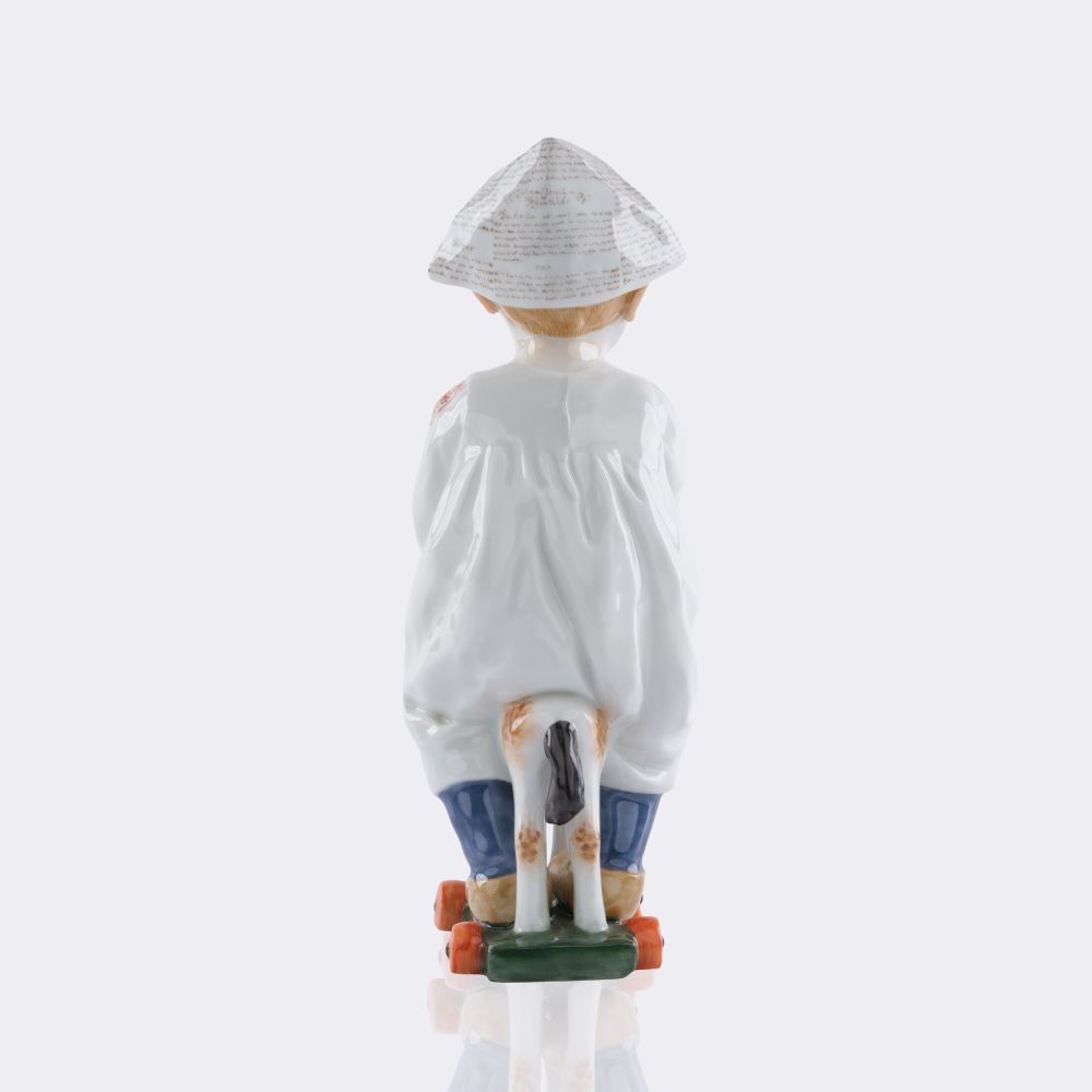 Kind mit Zeitungsmütze, auf einem Holzpferd reitend - Bild 3