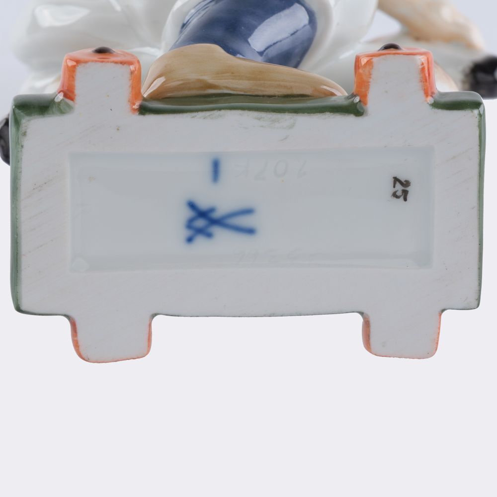 Kind mit Zeitungsmütze, auf einem Holzpferd reitend - Bild 4