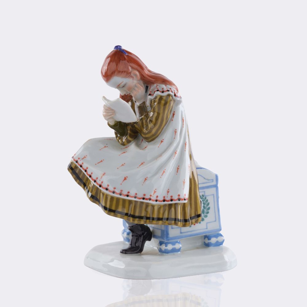 Lesendes Mädchen, auf einer Truhe sitzend