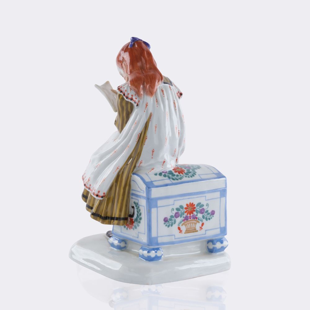 Lesendes Mädchen, auf einer Truhe sitzend - Bild 3