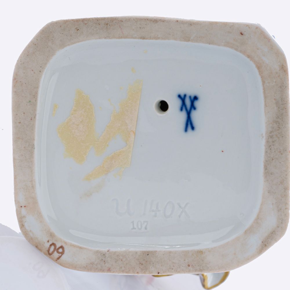 Lesendes Mädchen, auf einer Truhe sitzend - Bild 4