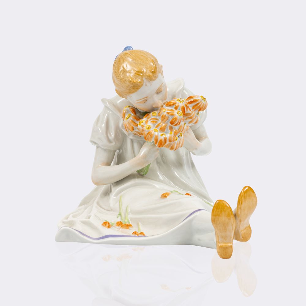 Großes sitzendes Mädchen mit Blumenstrauß