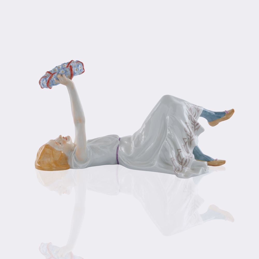 Großes liegendes Mädchen mit Blumenkranz