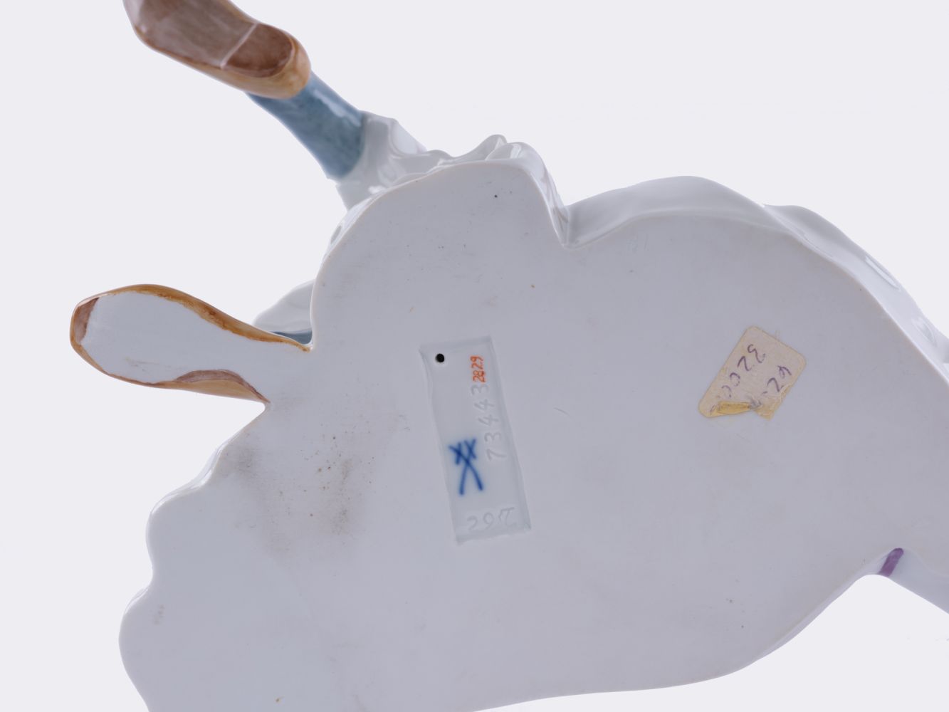 Großes liegendes Mädchen mit Blumenkranz - Bild 4