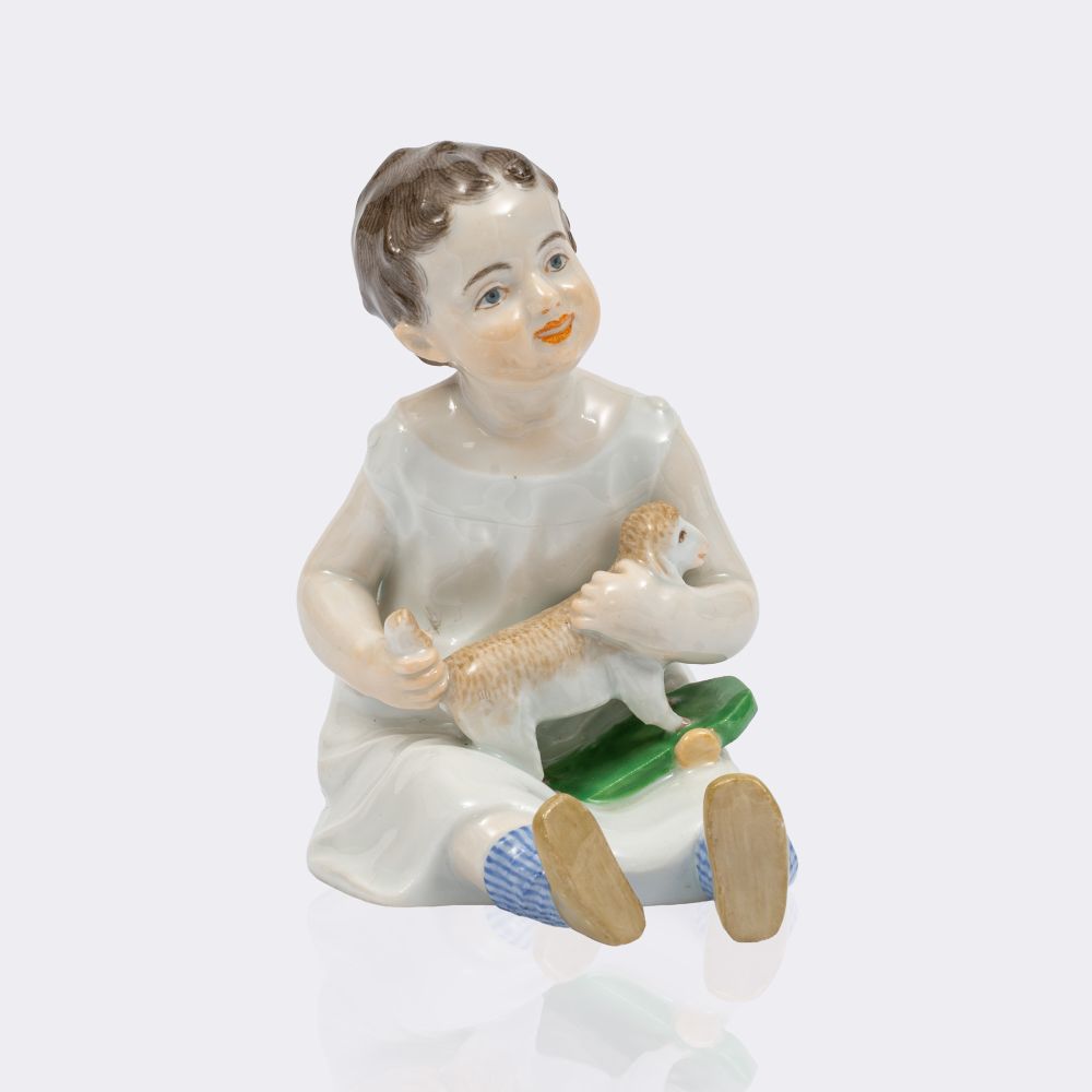 Sitzendes Kind mit Holzschaf
