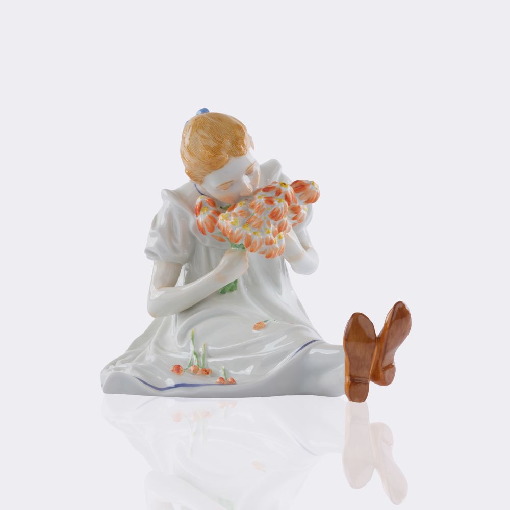 Großes sitzendes Mädchen mit Blumenstrauß