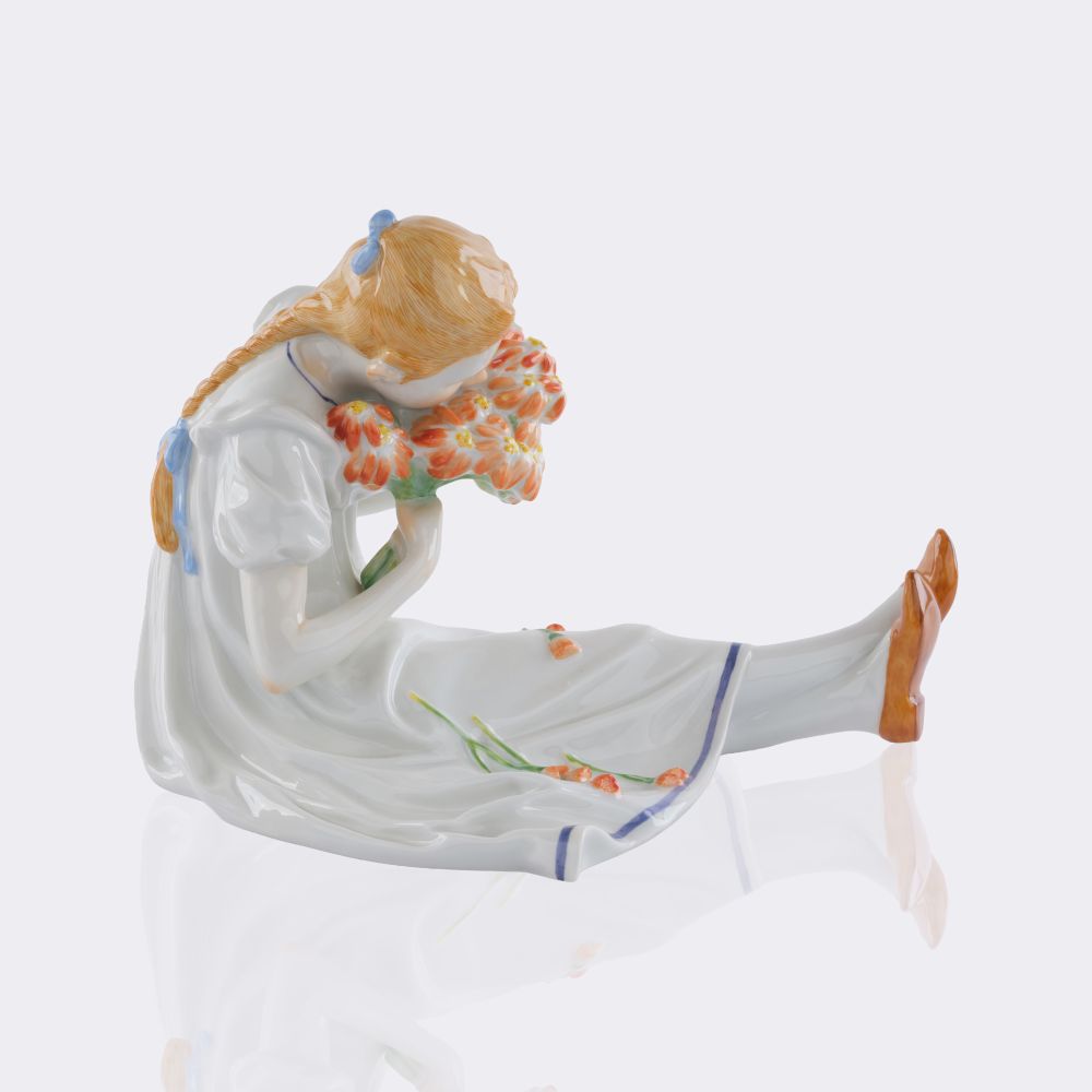 Großes sitzendes Mädchen mit Blumenstrauß - Bild 4