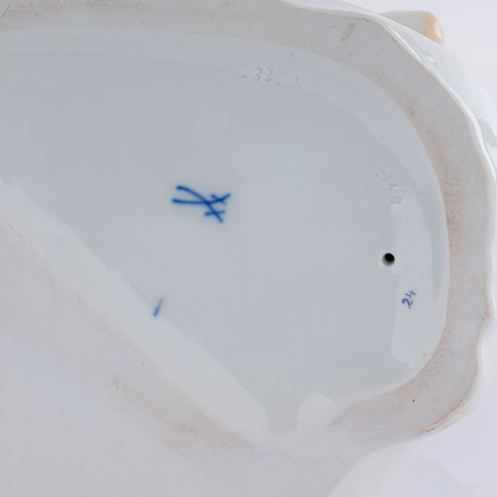 Großes sitzendes Mädchen mit Blumenstrauß - Bild 5