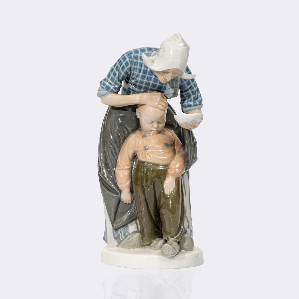 Holländerin, einem Jungen eine Schale reichend