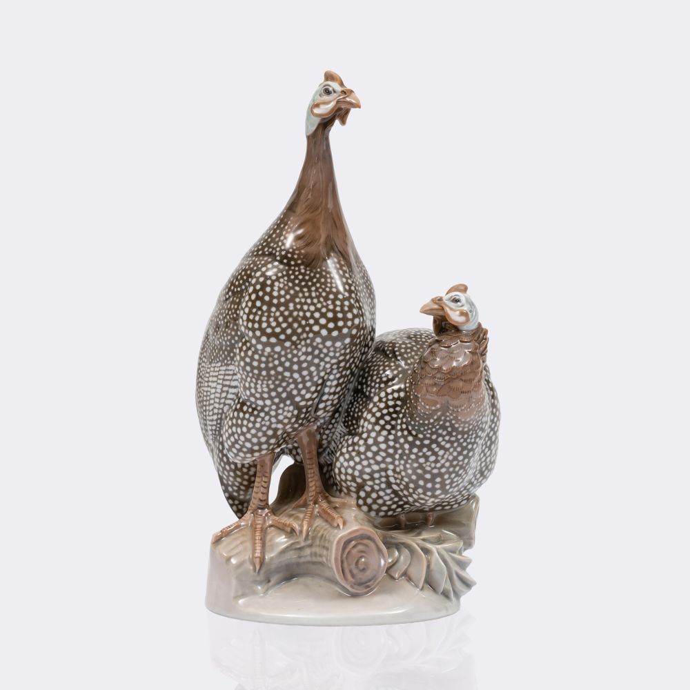 Großes Perlhuhn-Paar auf Terrainsockel