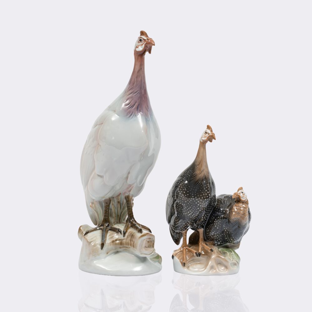 Zwei Tierfiguren 'Perlhuhn-Paar und einzelnes Perlhuhn auf Terrainsockel'