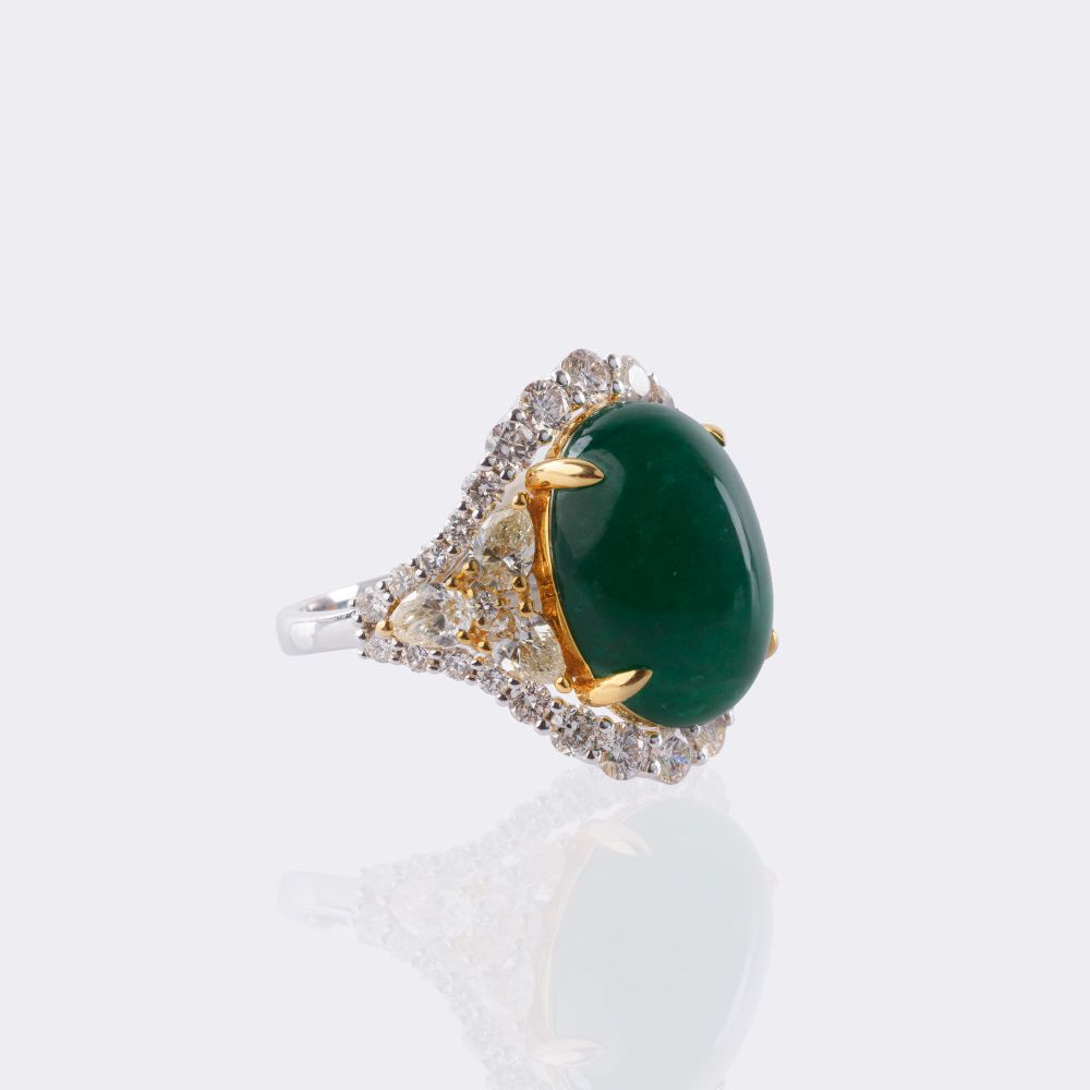 Smaragd Cocktailring mit zweifarbigem Diamant-Besatz - Bild 2