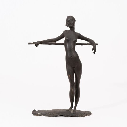 Mädchen, angelehnt an Stange