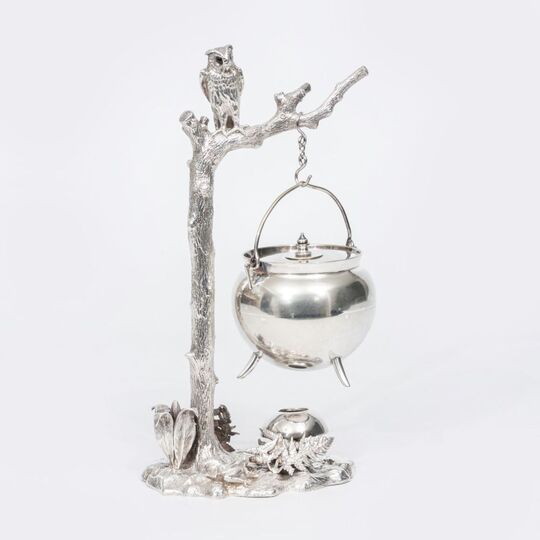 Silberner Tripod am Baumständer mit Eule