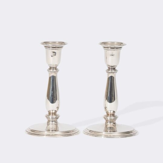 Paar eleganter Kerzenhalter