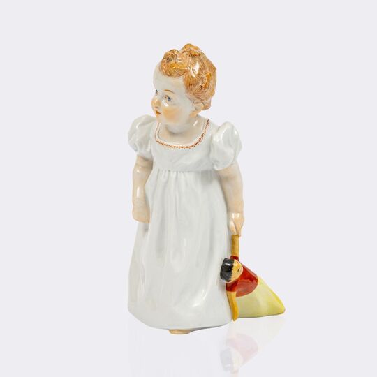 Stehendes Mädchen mit einer herabhängenden Puppe an der linken Hand