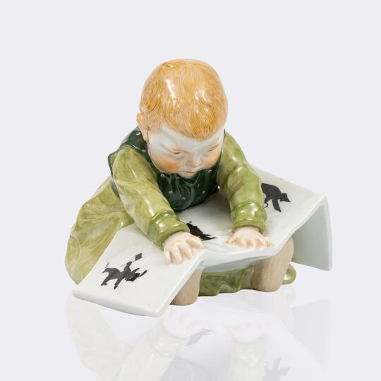 Kind mit Bilderbuch mit Szenen aus 'Struwwelpeter'