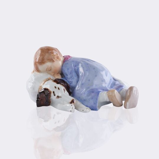 Kind, auf einem Hund schlafend