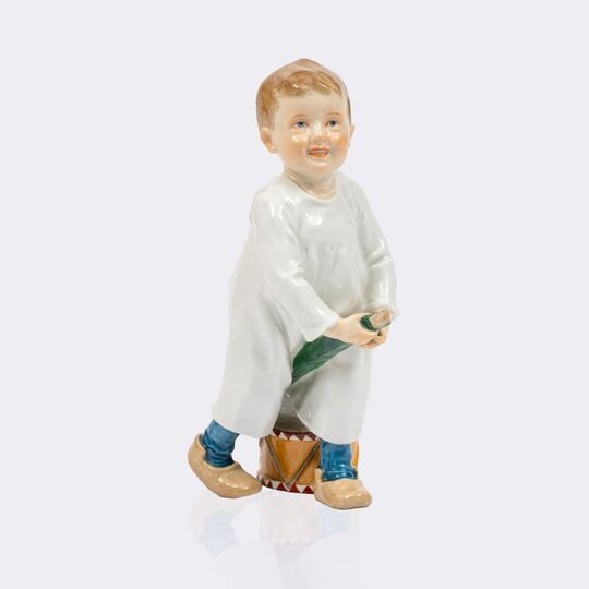 Kind, auf einem Stecken reitend