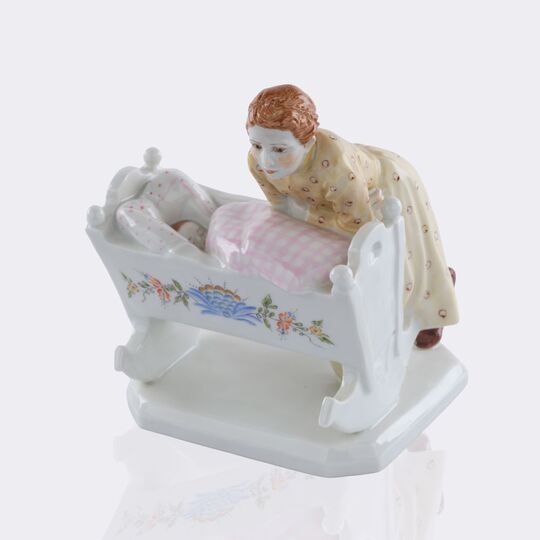 Mädchen an einer Wiege