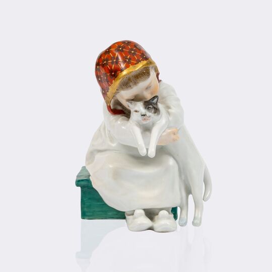 Sitzendes Kind mit einer Katze im Arm