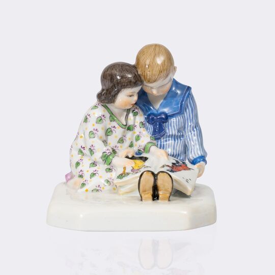 Zwei Kleinkinder mit Bilderbuch