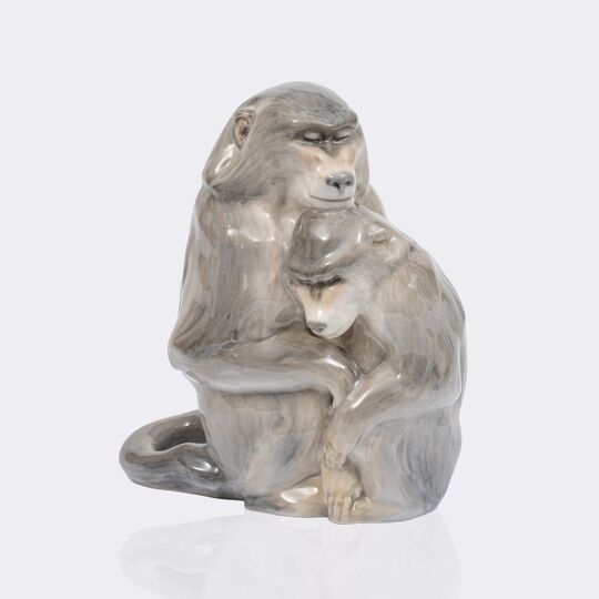 Großes sitzendes Affenpaar