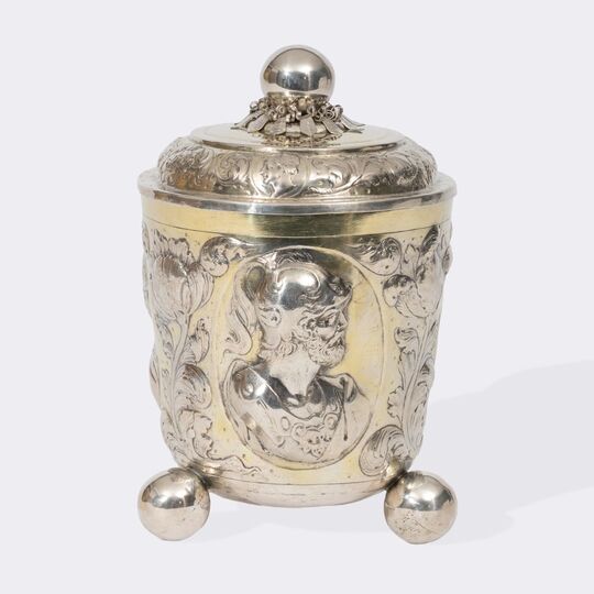 Außergewöhnlich großer, barocker Kugelfuß-Deckelbecher