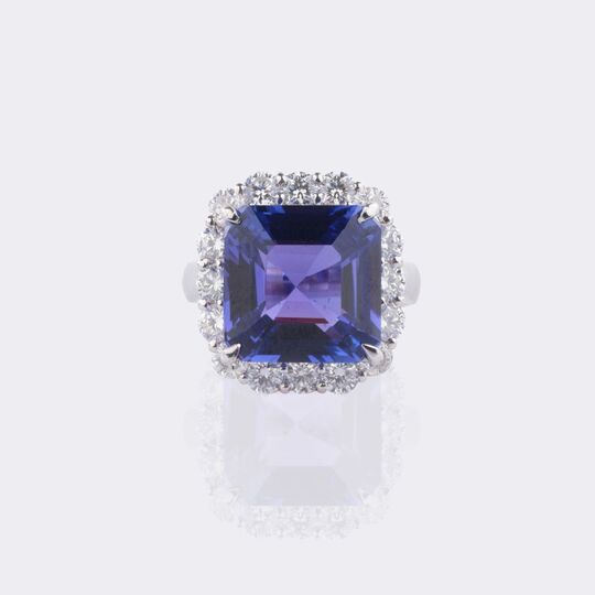 Hochkarätiger Tansanit Ring mit Brillanten