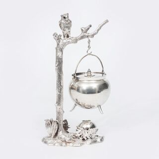 Silberner Tripod am Baumständer mit Eule