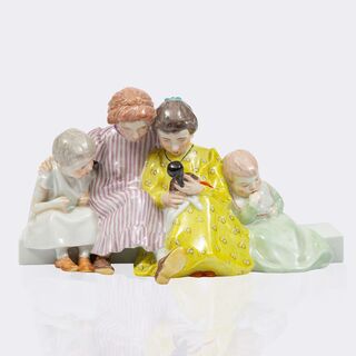 Vier Kinder mit Puppe, auf einer Bank sitzend