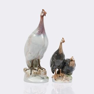 Zwei Tierfiguren 'Perlhuhn-Paar und einzelnes Perlhuhn auf Terrainsockel'