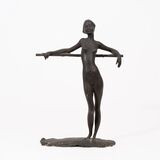 Mädchen, angelehnt an Stange - Bild 1