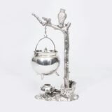 Silberner Tripod am Baumständer mit Eule - Bild 2