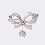 Schleifenbrosche mit Altschliff-Diamanten