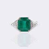 Feinfarbiger Smaragd Ring mit Diamanten - Bild 1