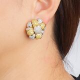 Paar Blüten Ohrringe mit zweifarbigem Brillant-Besatz - Bild 2