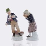 Zwei Kinder bei einer Schneeballschlacht - Bild 1