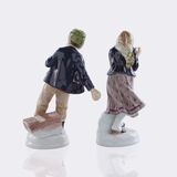 Zwei Kinder bei einer Schneeballschlacht - Bild 3