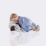 Kind, auf einem Hund schlafend - Bild 1