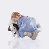 Kind, auf einem Hund schlafend - Bild 2