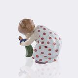 Hockendes Kind mit einer Puppe - Bild 3