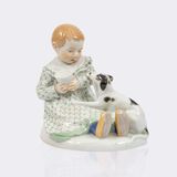 Sitzendes Kind mit Tasse und Hund