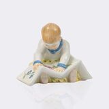 Sitzendes Kind mit Bilderbuch