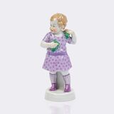 Stehendes Mädchen mit Weintrauben