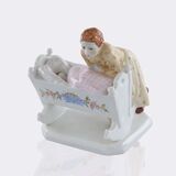 Mädchen an einer Wiege - Bild 1